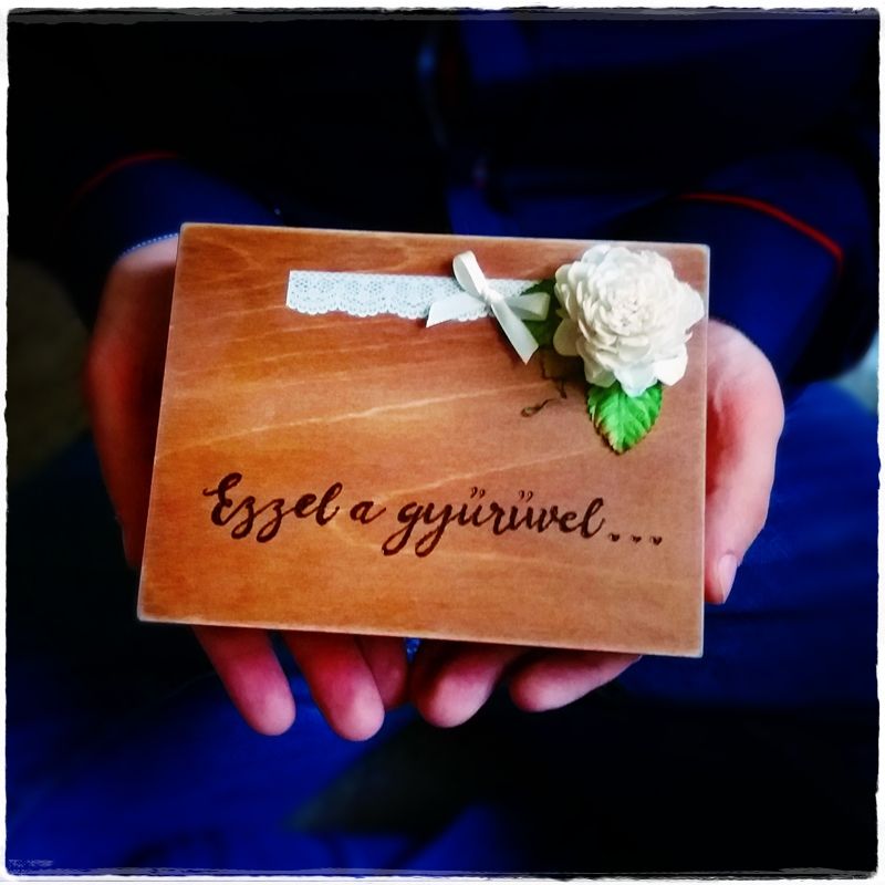 Gyűrűtartó - Barna dobozka mohaággyal Gyűrűtartó - Barna dobozka mohaággyal